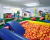 Kolorowa sala zabaw z basenem z piłeczkami i zabawkami dla dzieci.