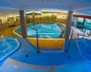 Wewnętrzny basen z dwoma jacuzzi obok.