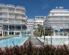 Nowoczesny kompleks hotelowy z basenem i tarasami.