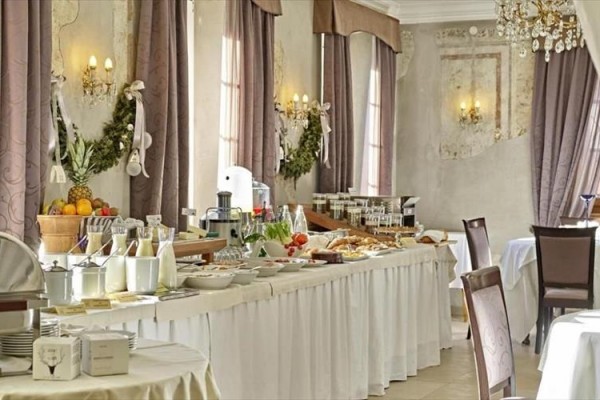 Bufetowy stół w eleganckiej jadalni z różnymi daniami i napojami.