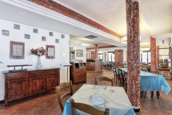 Restauracja z drewnianymi meblami i niebieskimi obrusami.  