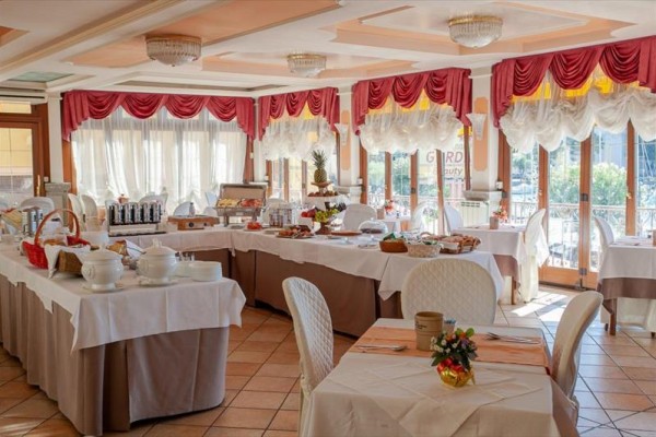 Elegancka hotelowa jadalnia z przygotowanym bufetem na stołach.