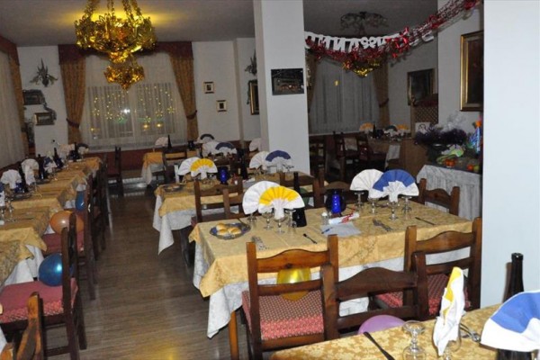 Uroczyście nakryta restauracja z balonami i dekoracyjnymi obrusami.