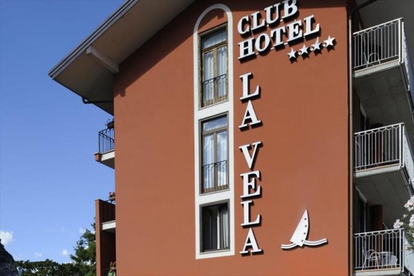 Frontowy widok na budynek hotelu z nazwą 