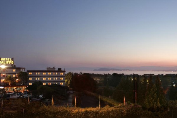 Hotel Galiffi o zmierzchu z widokiem na morze i okoliczny krajobraz.