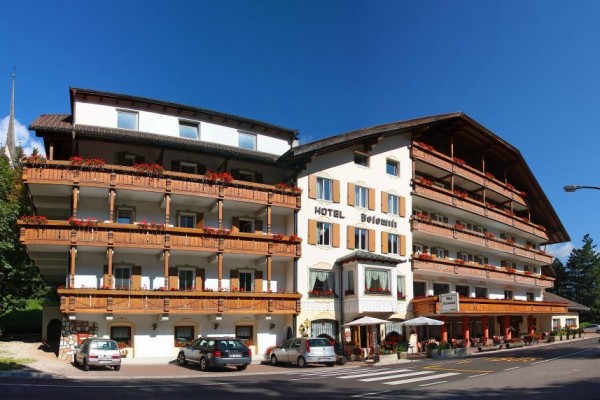 Tradycyjny alpejski hotel z drewnianymi balkonami.