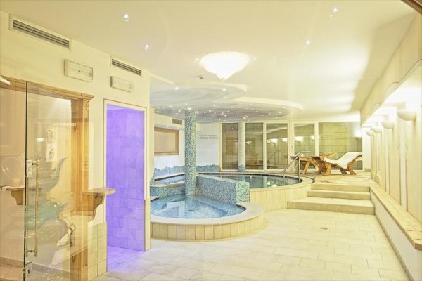 Luksusowe spa z jacuzzi, sauną i leżakami relaksacyjnymi.
