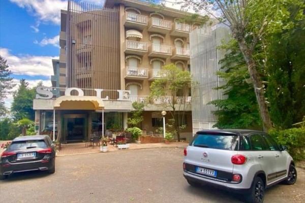 Budynek hotelu z napisem 