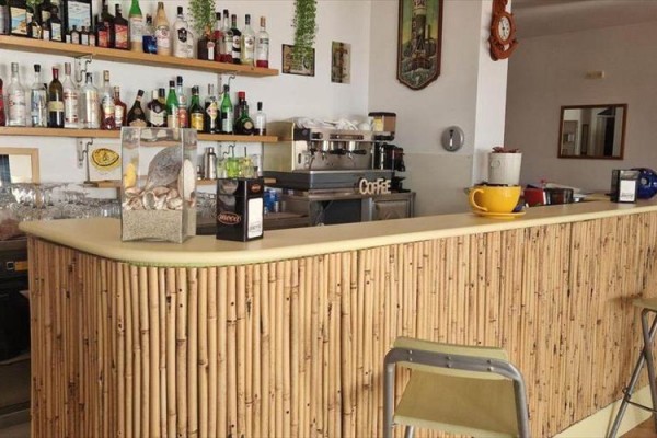 Bar z bambusa z napojami i ekspresem do kawy.