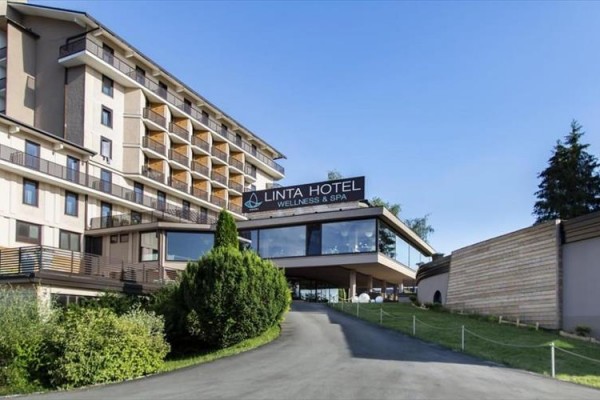 Nowoczesny kompleks hotelowy z napisem 