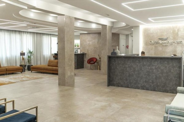 Nowoczesna recepcja hotelowa z sofami i dekoracjami.