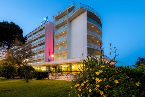 Nowoczesny hotel z napisem 