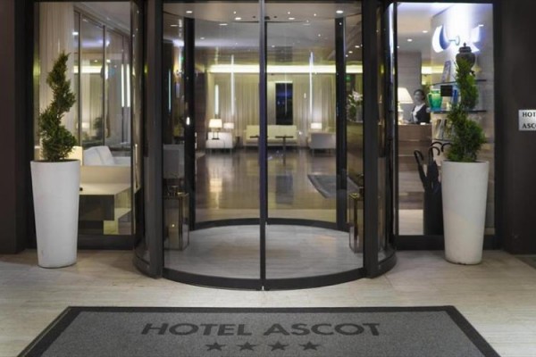 Wejście do hotelu z drzwiami obrotowymi i napisem 