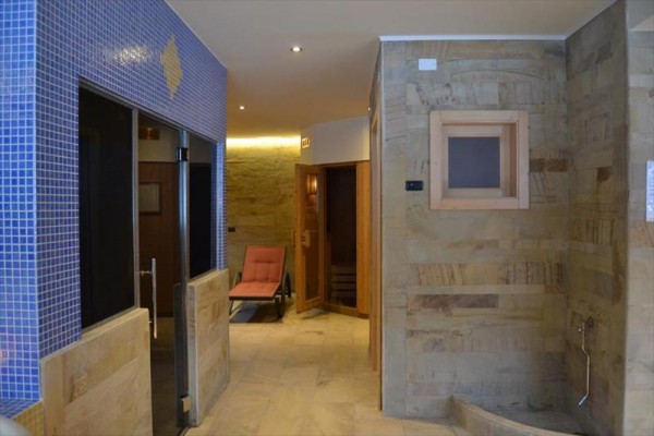 Strefa spa z leżakiem i sauną.