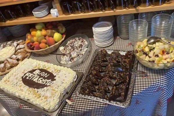 Bufet deserowy z tortem, owocami i czekoladowymi ciastkami na obchodach Ferragosto.