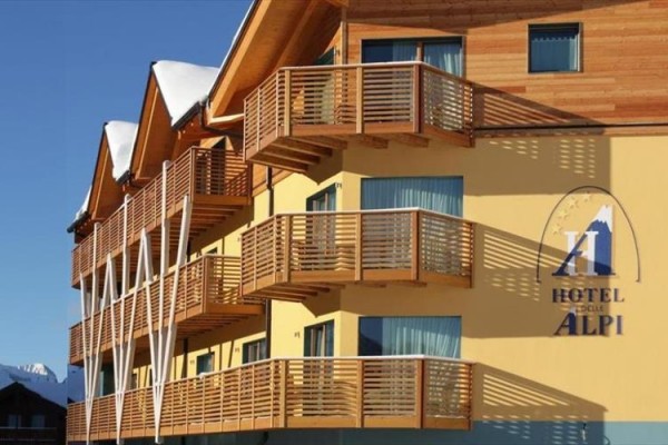 Nowoczesny hotel z drewnianymi balkonami w słoneczną pogodę.