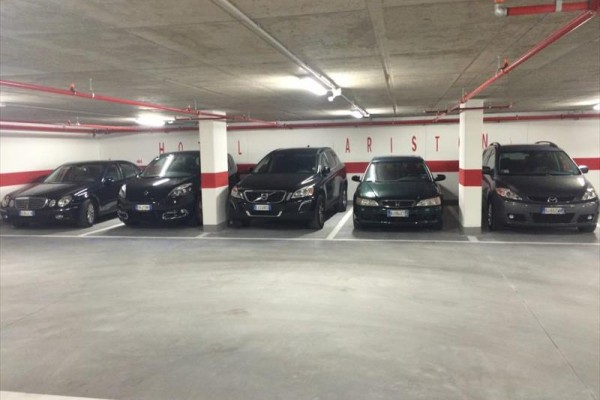 Parking w podziemnym garażu z pięcioma samochodami.