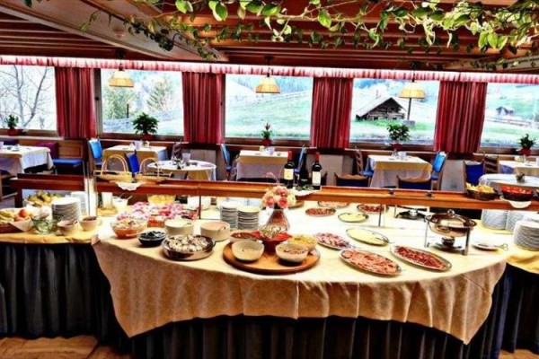 Bufetowy stół z różnymi potrawami w jasnej restauracji.