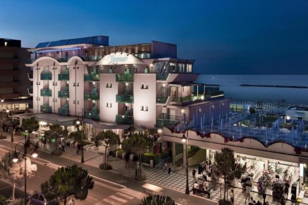 Nowoczesny hotel nad morzem w wieczornym oświetleniu.