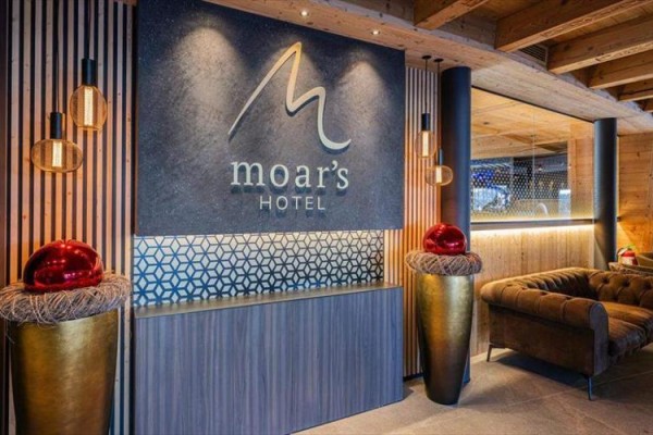 Recepcja w nowoczesnym hotelu z napisem 