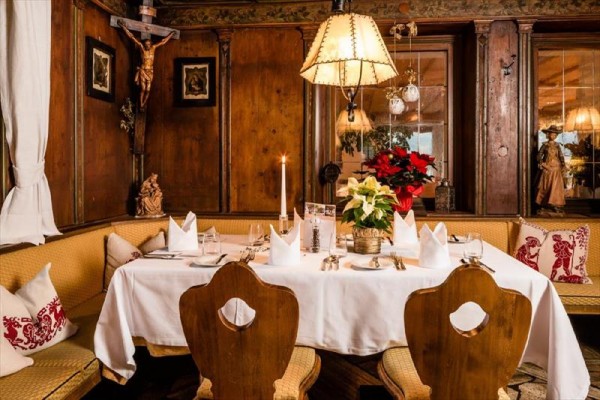 Stylowo urządzony wnętrze restauracji z nakrytym stołem i świąteczną dekoracją.