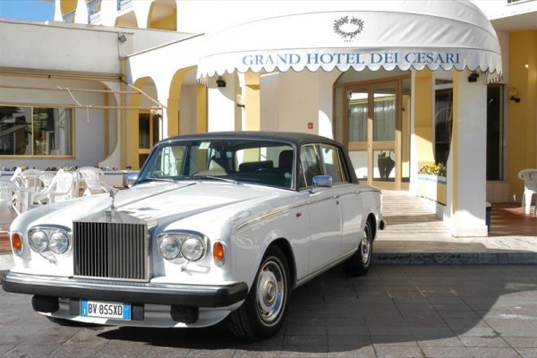 Biały Rolls-Royce zaparkowany przed hotelem Grand Hotel Dei Cesari.