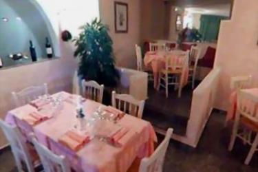 Restauracja z różowymi obrusami na stołach i krzesłami z oparciami.