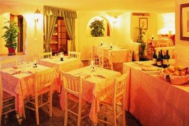 Restauracja z nakrytymi stołami i jasnymi dekoracjami.  