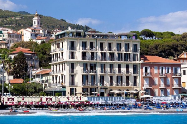 Hotel nad morzem z plażą i parasolami.