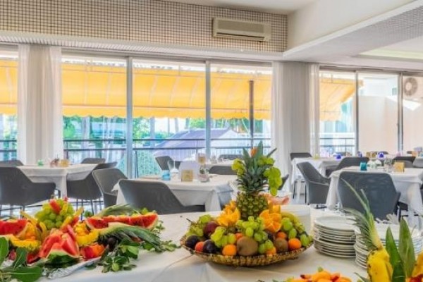 Przestronna restauracja z bufetem pełnym świeżych owoców.