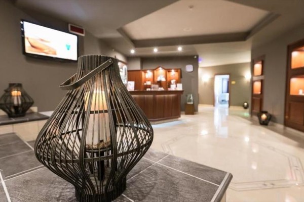Recepcja hotelowa z ozdobnym lampionem na pierwszym planie.