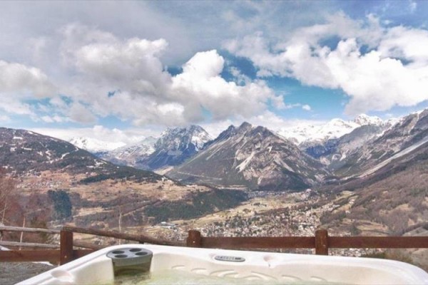 Jacuzzi z widokiem na ośnieżone górskie panorama.