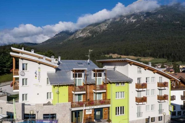 Nowoczesny budynek hotelu z górami w tle.