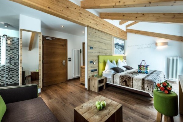 Nowoczesny pokój hotelowy z drewnianymi meblami i dekoracjami.