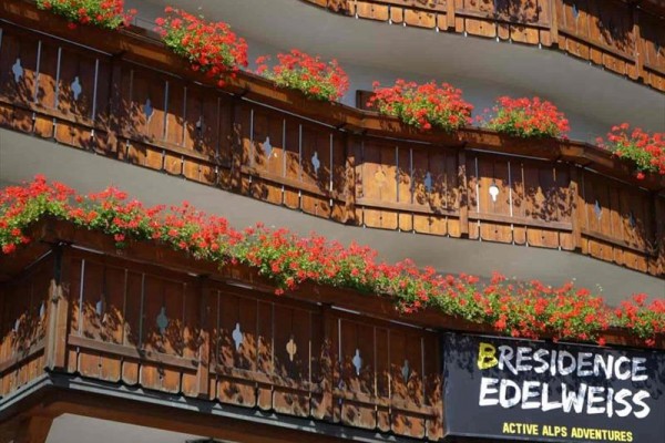 Balkony z kwiatami i tablica z napisem 