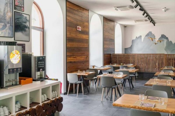Restauracja z nowoczesnymi meblami i automatem z napojami.