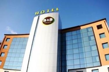 Nowoczesny budynek hotelu z logo B&B.