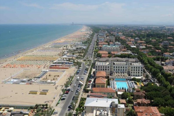 Widok z wysokości na nadmorskie miasto z plażą i budynkami.
