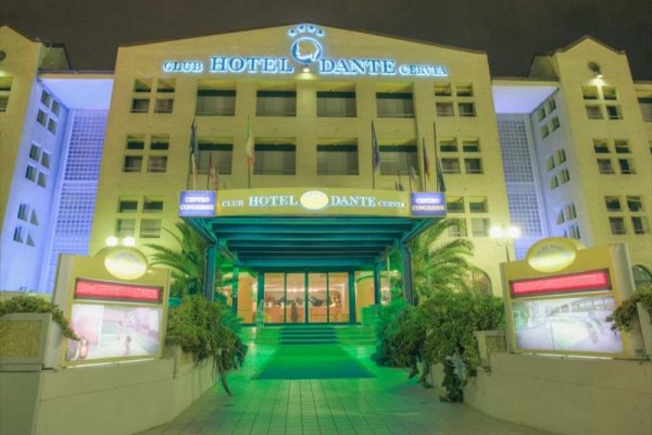 Wejście do hotelu z napisem 