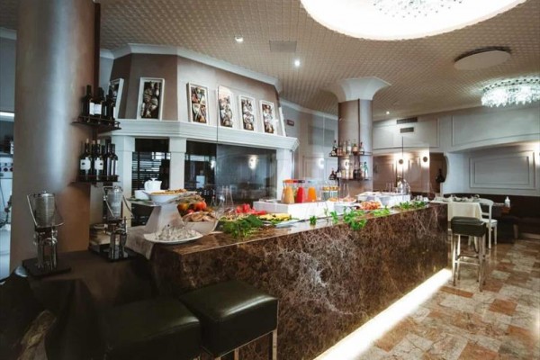 Restauracja z marmurowym bufetem i wystawionymi napojami oraz jedzeniem.