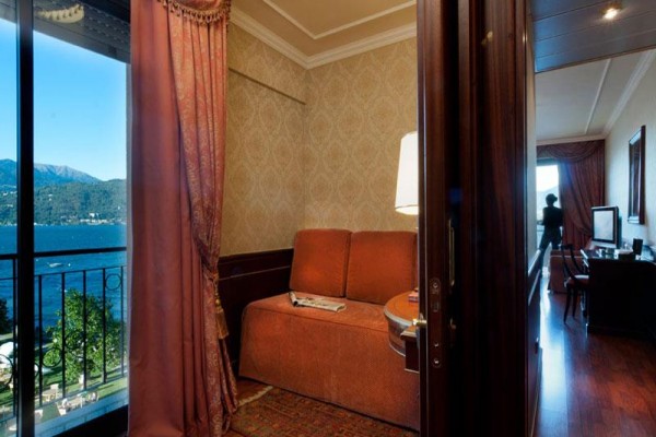 Luksusowy pokój hotelowy z widokiem na jezioro i góry.