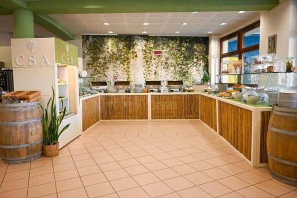 Bufetowe lady z różnymi potrawami w restauracji o rustykalnym wystroju.