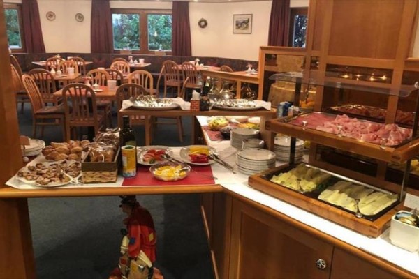 Bufet z zimnymi potrawami i pieczywem w restauracji.