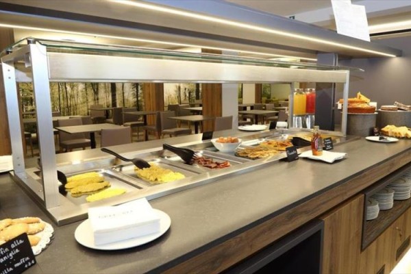 Hotelowy bufet ze śniadaniowymi potrawami.