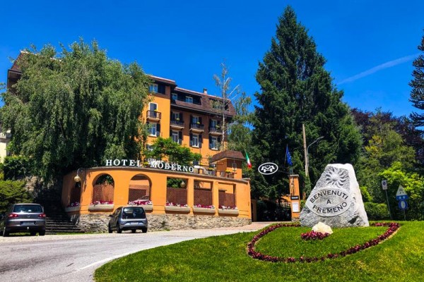 Hotel z napisem 