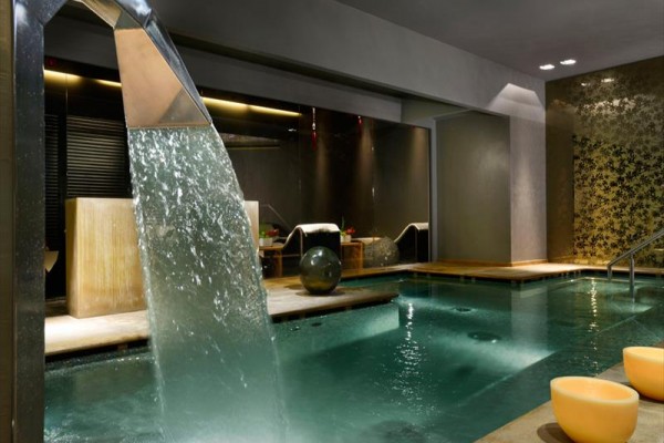 Luksusowe centrum spa z basenem i wodospadem.