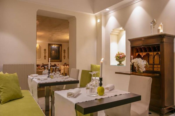 Eleganckie wnętrze restauracji z nakrytymi stołami i świecami.