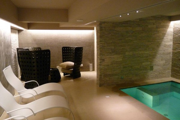 Nowoczesne wnętrze z jacuzzi i designerskimi fotelami.