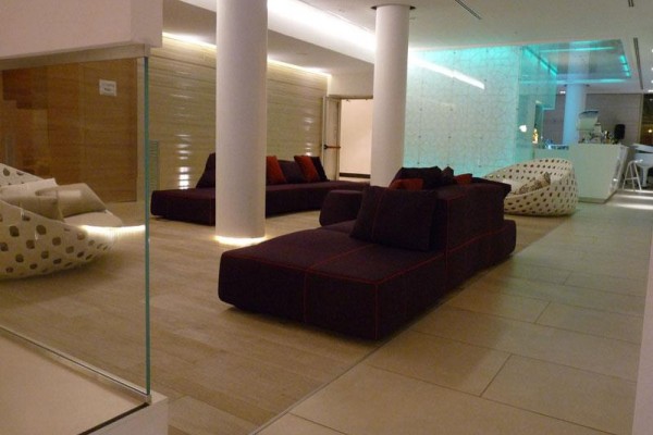 Nowoczesne lobby hotelowe z wygodnymi sofami i eleganckim oświetleniem.