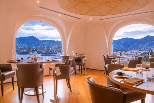 Elegancka restauracja z widokiem na góry i jezioro.